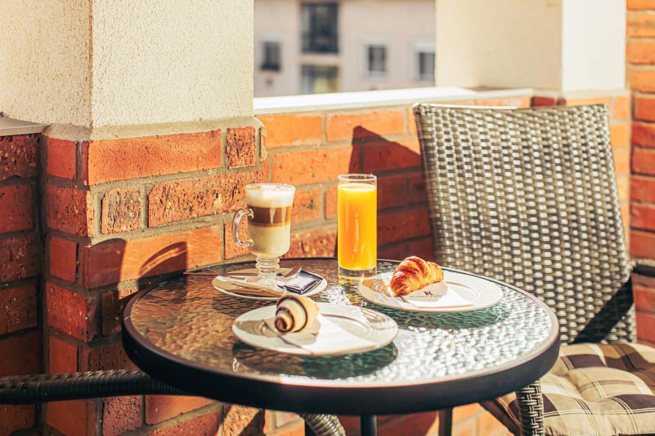 Komlo Hotel Дьюла Экстерьер фото