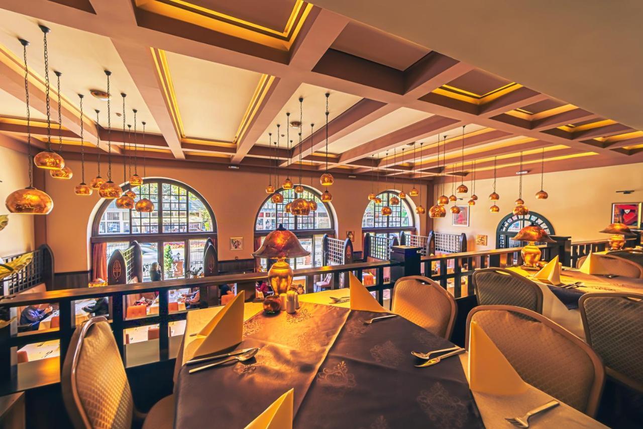 Komlo Hotel Дьюла Экстерьер фото