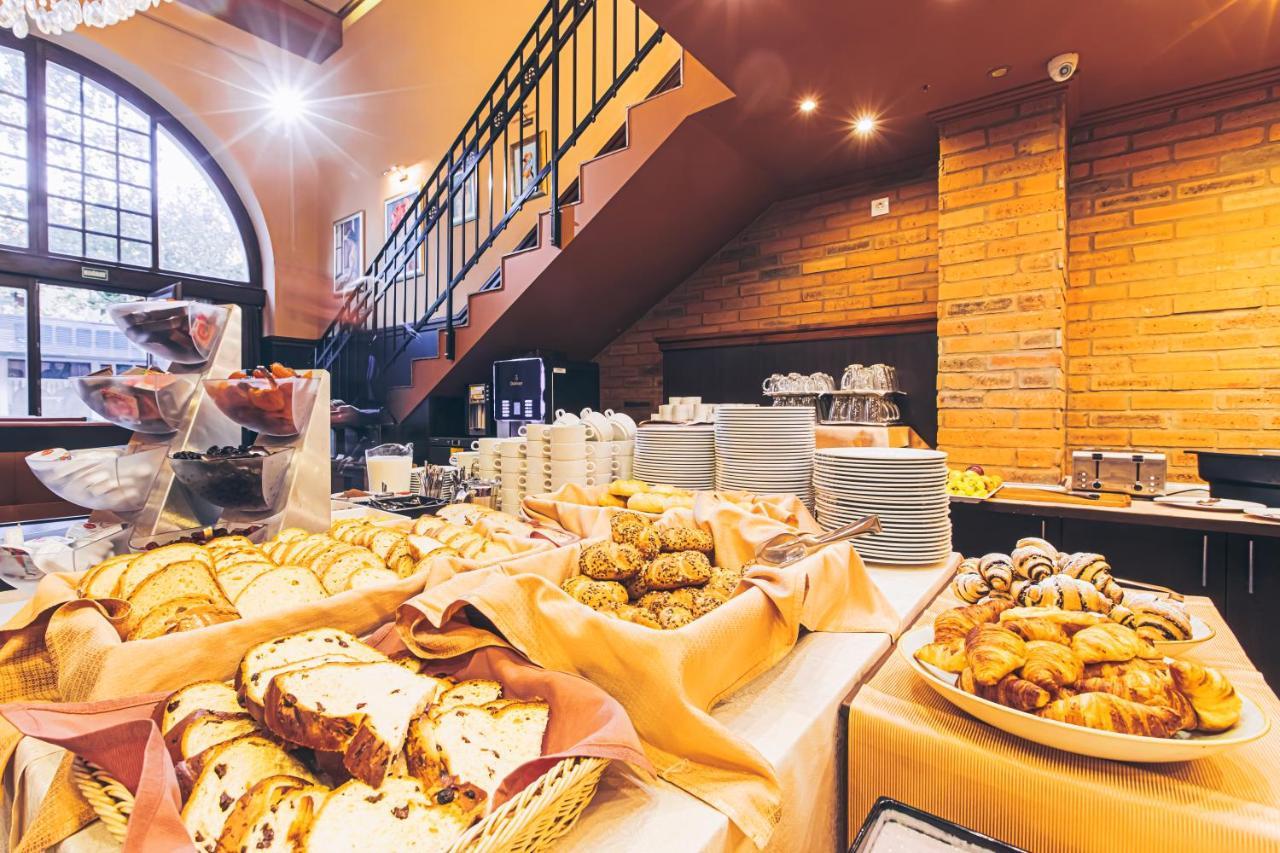 Komlo Hotel Дьюла Экстерьер фото