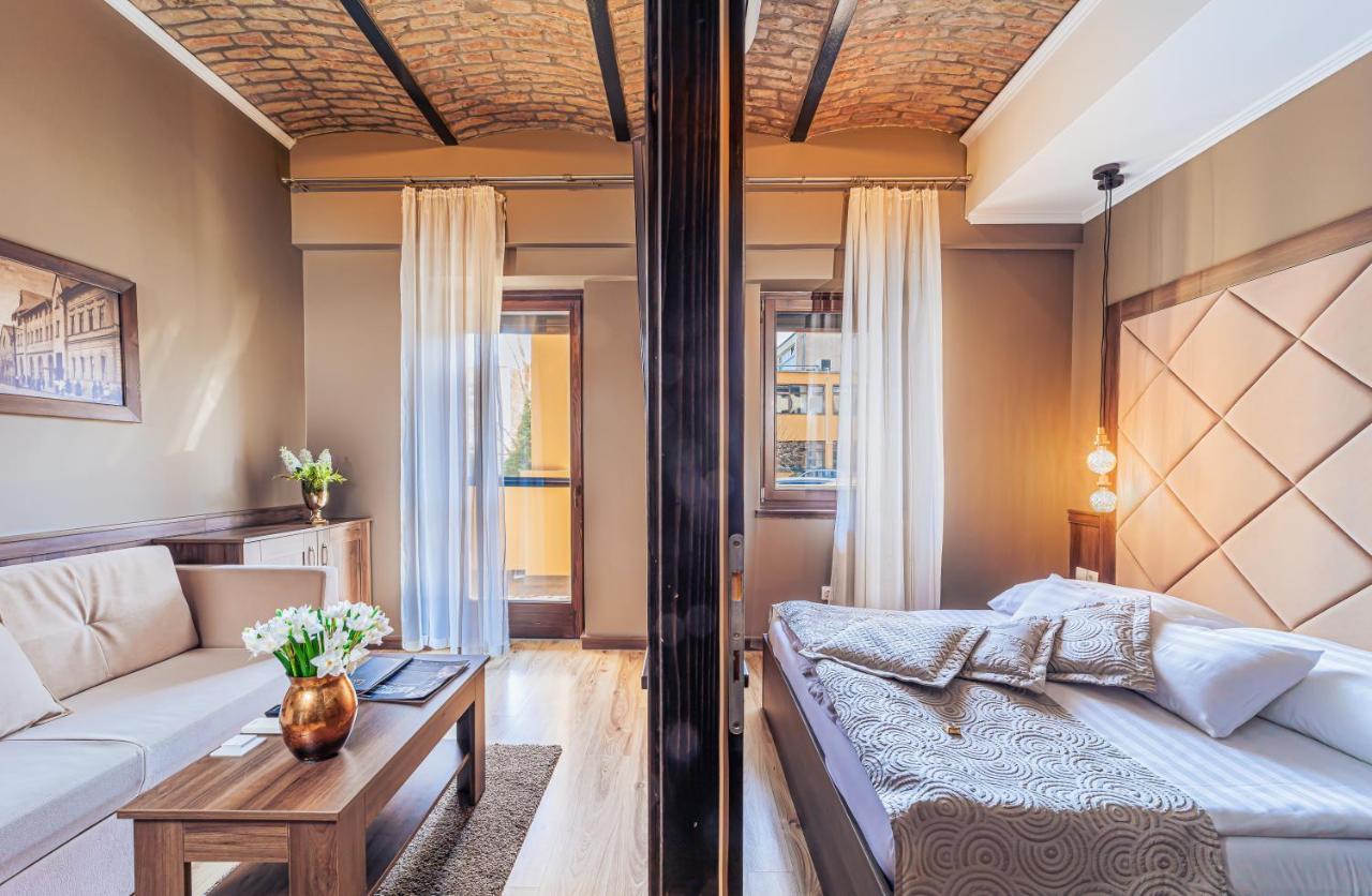 Komlo Hotel Дьюла Экстерьер фото