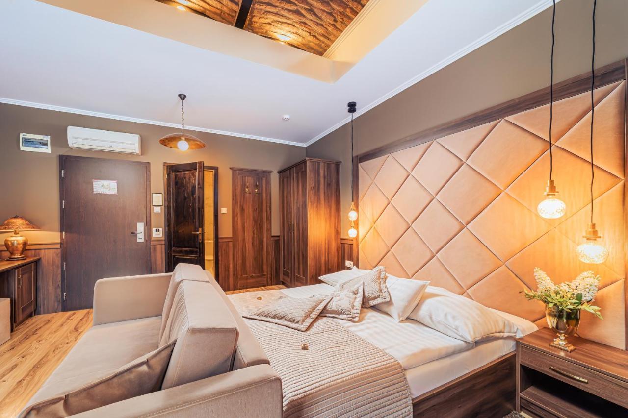 Komlo Hotel Дьюла Экстерьер фото