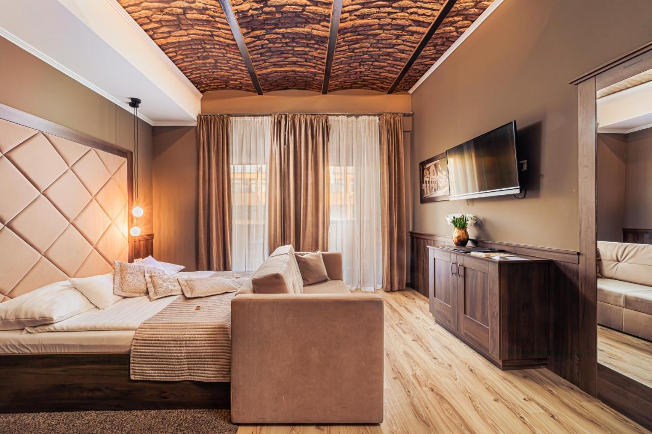 Komlo Hotel Дьюла Экстерьер фото