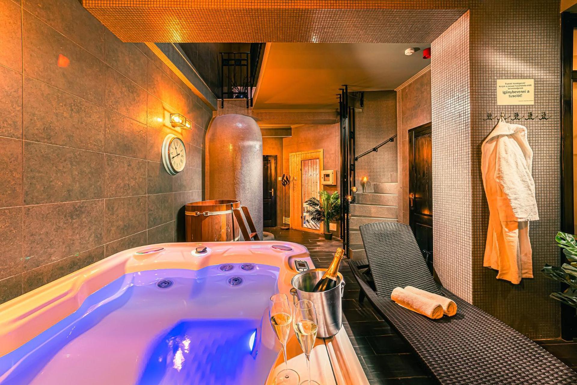Komlo Hotel Дьюла Экстерьер фото