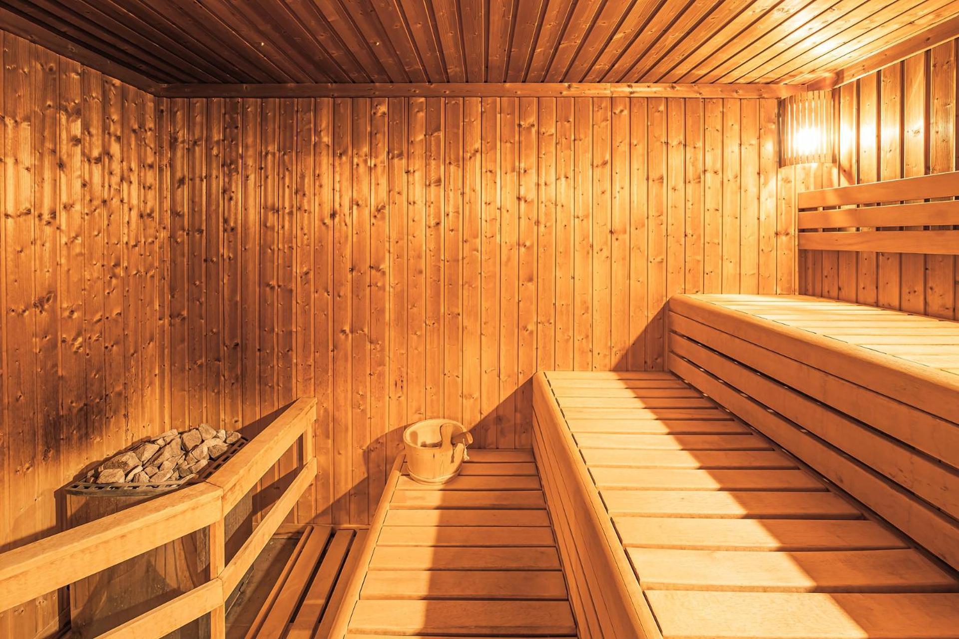Komlo Hotel Дьюла Экстерьер фото
