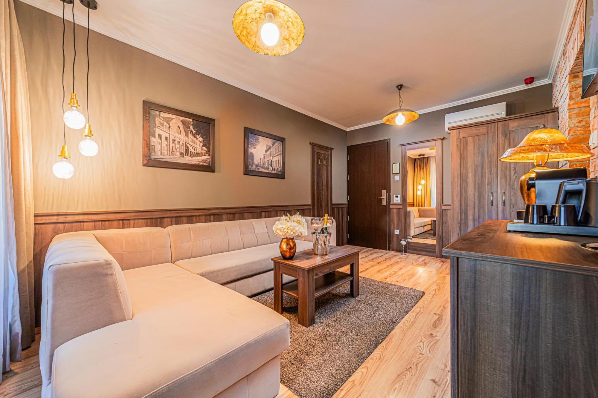 Komlo Hotel Дьюла Экстерьер фото