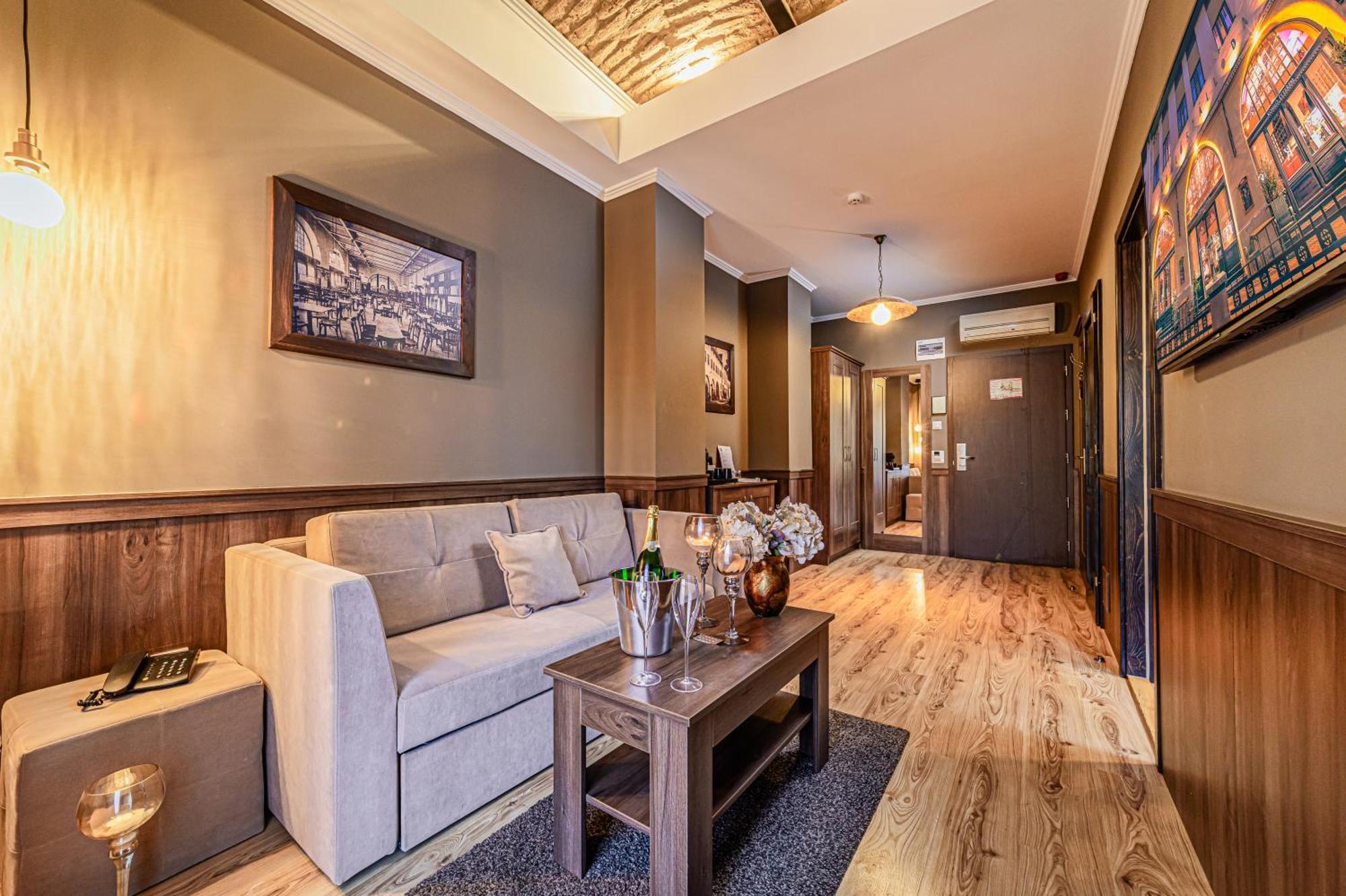 Komlo Hotel Дьюла Экстерьер фото