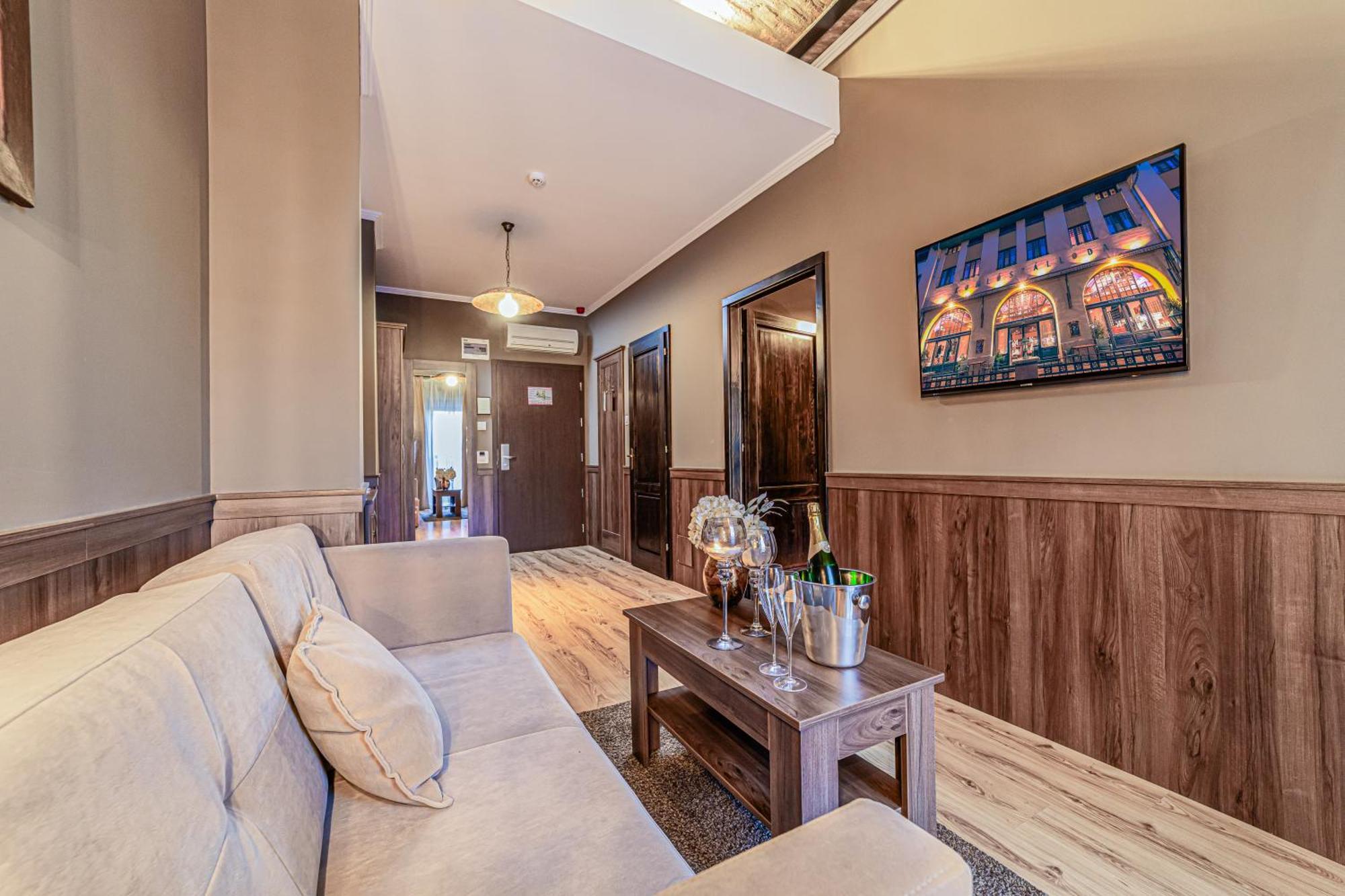 Komlo Hotel Дьюла Экстерьер фото