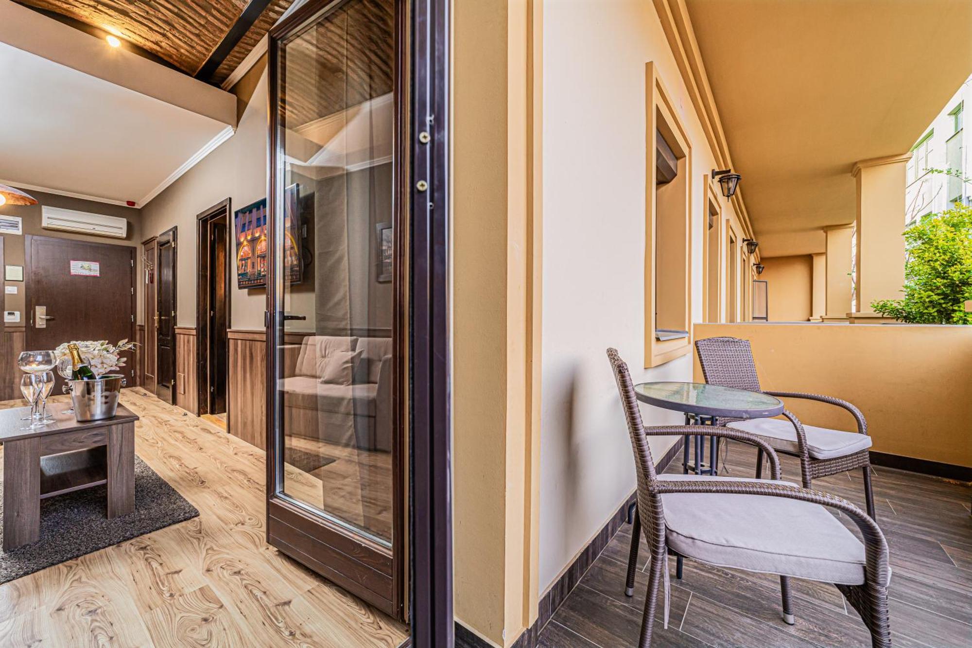 Komlo Hotel Дьюла Экстерьер фото