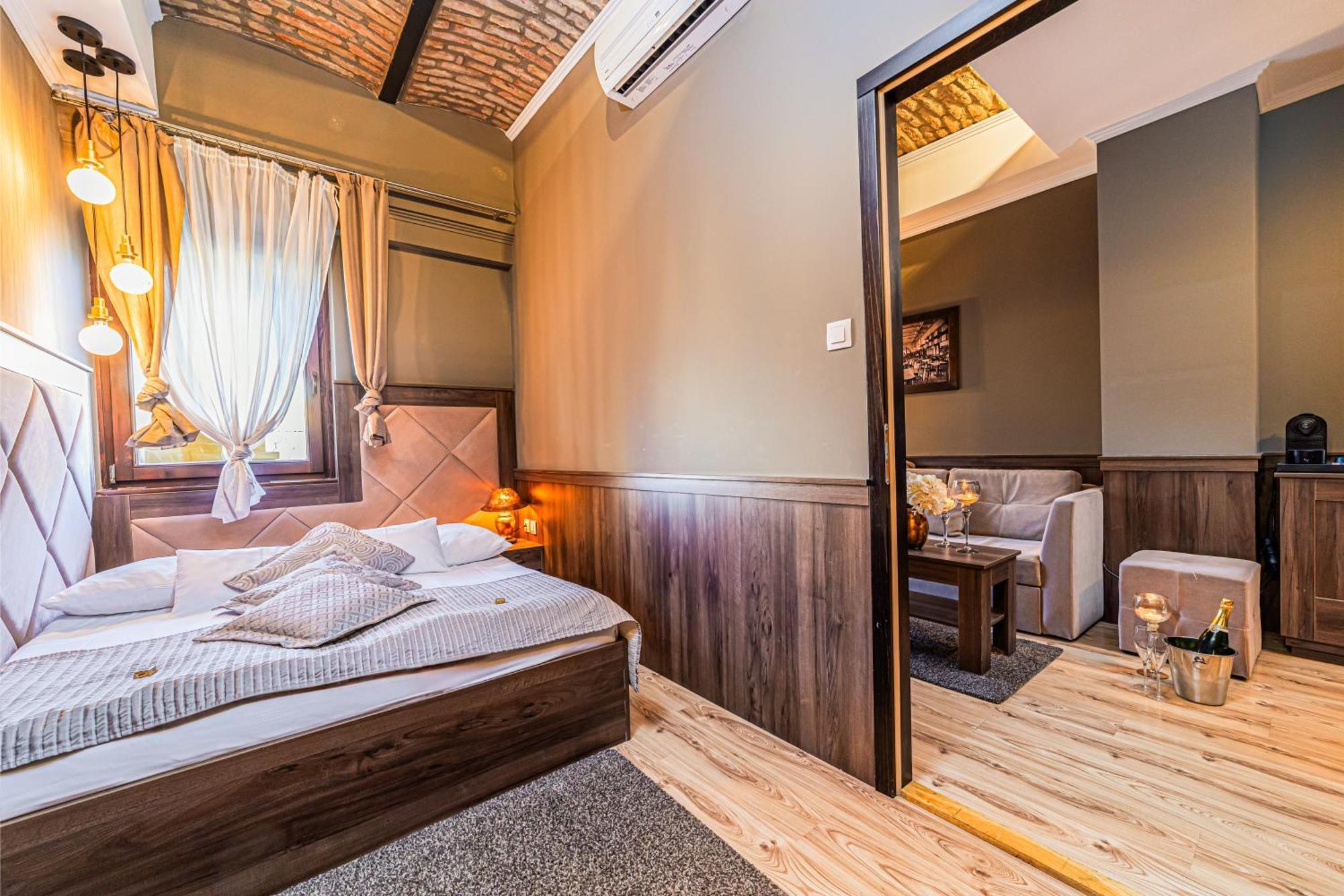 Komlo Hotel Дьюла Экстерьер фото