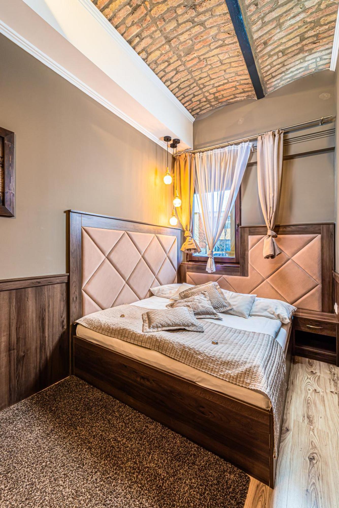Komlo Hotel Дьюла Экстерьер фото