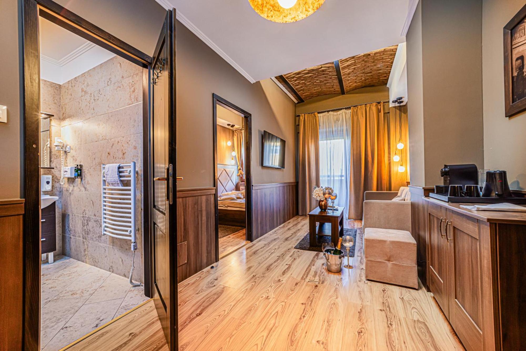 Komlo Hotel Дьюла Экстерьер фото