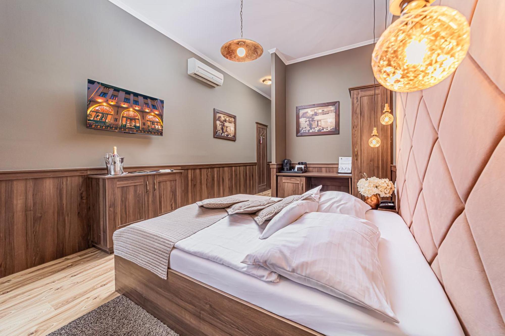 Komlo Hotel Дьюла Экстерьер фото