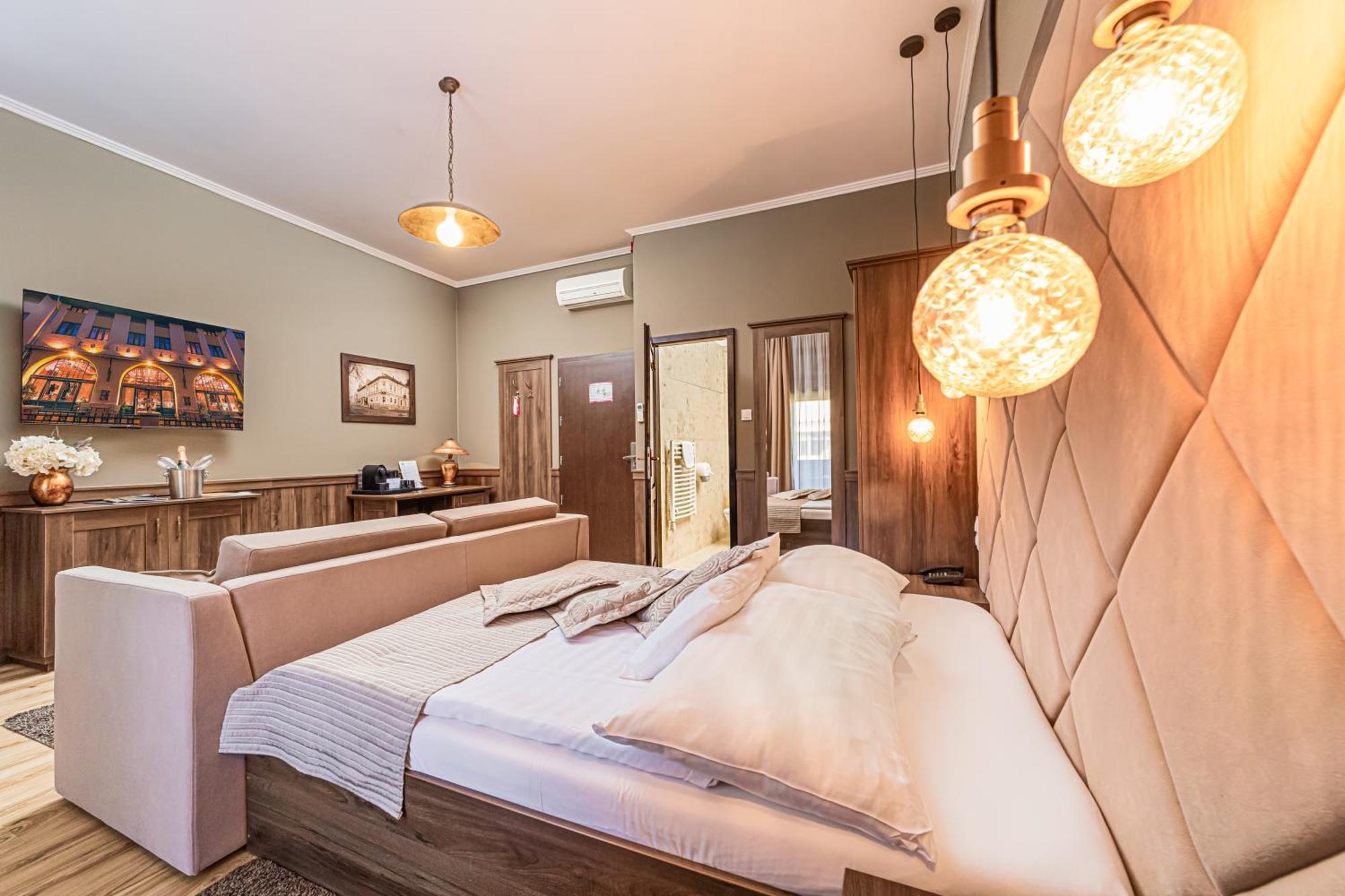 Komlo Hotel Дьюла Экстерьер фото
