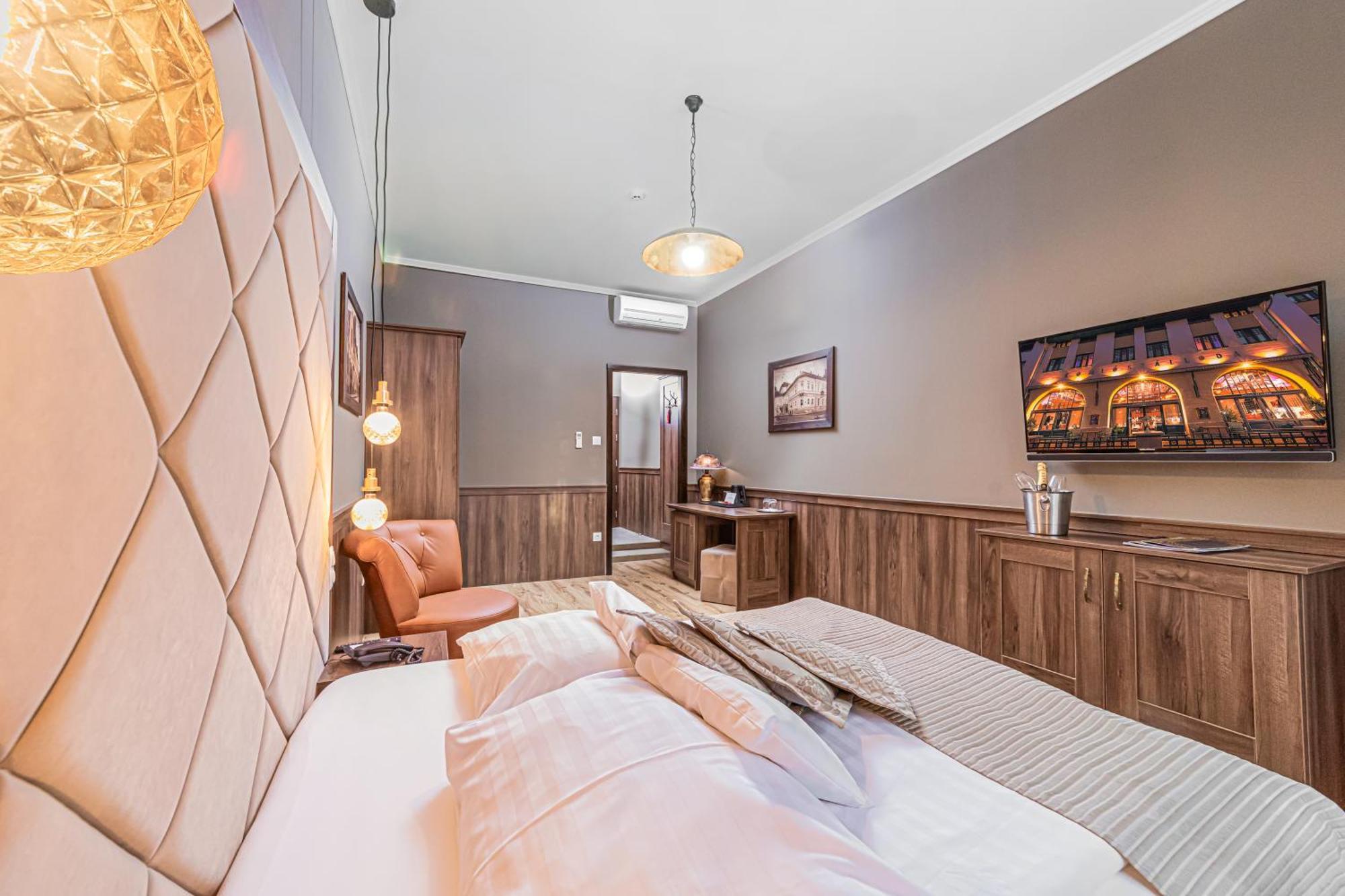 Komlo Hotel Дьюла Экстерьер фото