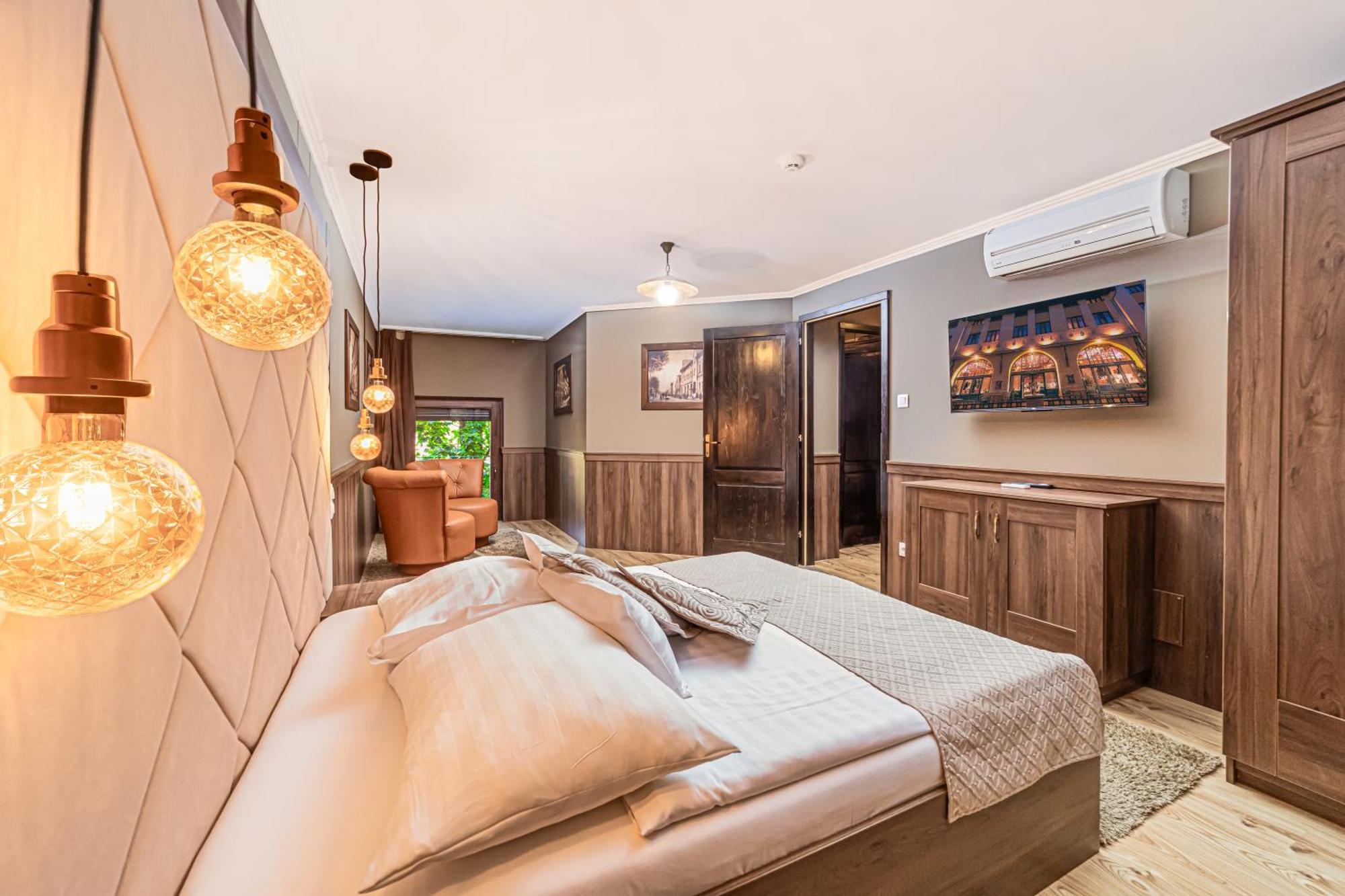 Komlo Hotel Дьюла Экстерьер фото