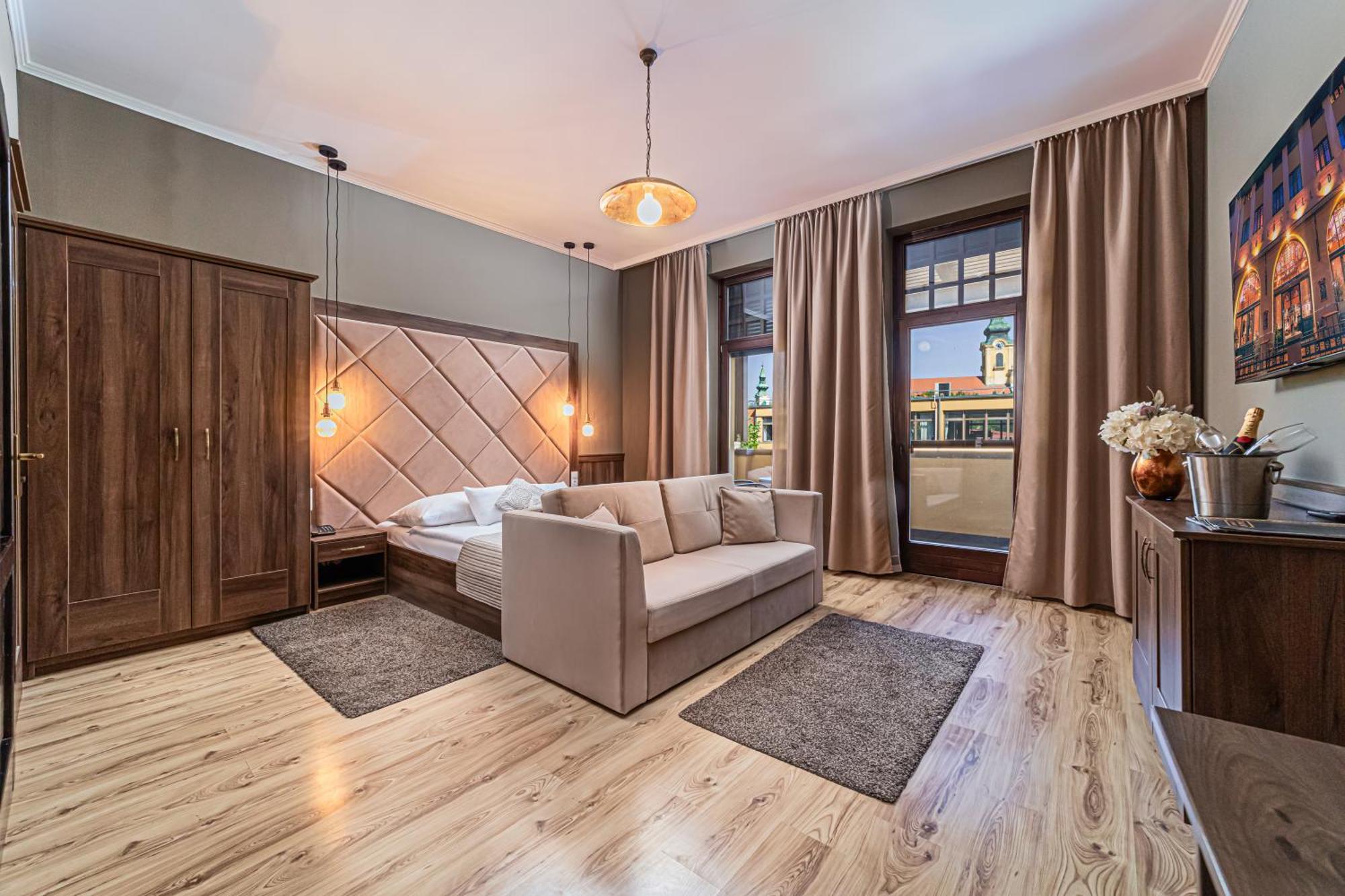 Komlo Hotel Дьюла Экстерьер фото