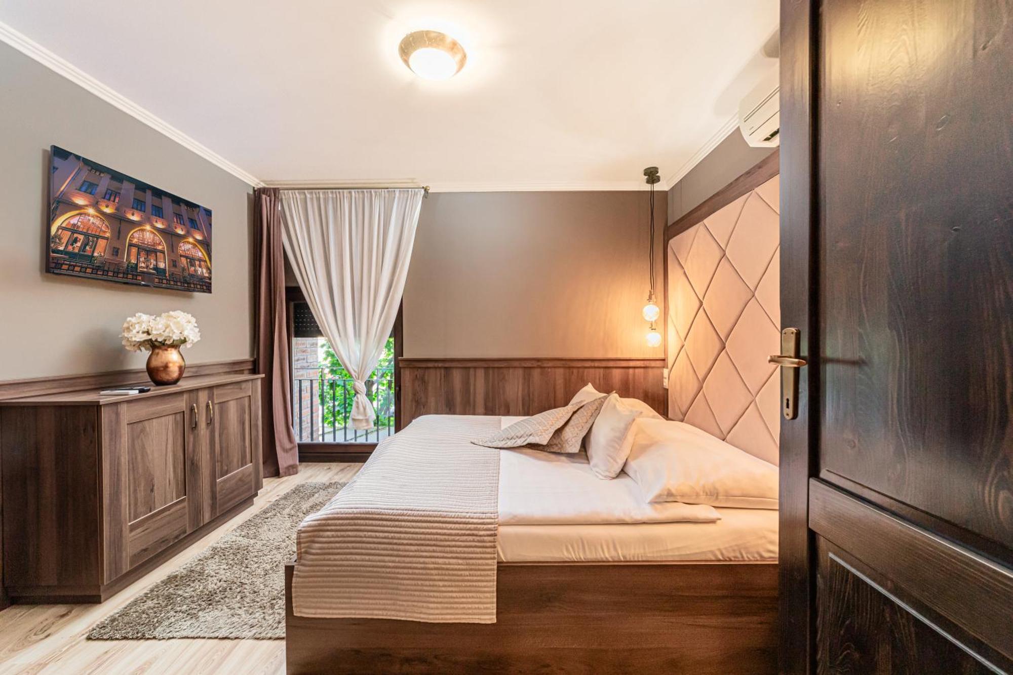 Komlo Hotel Дьюла Экстерьер фото