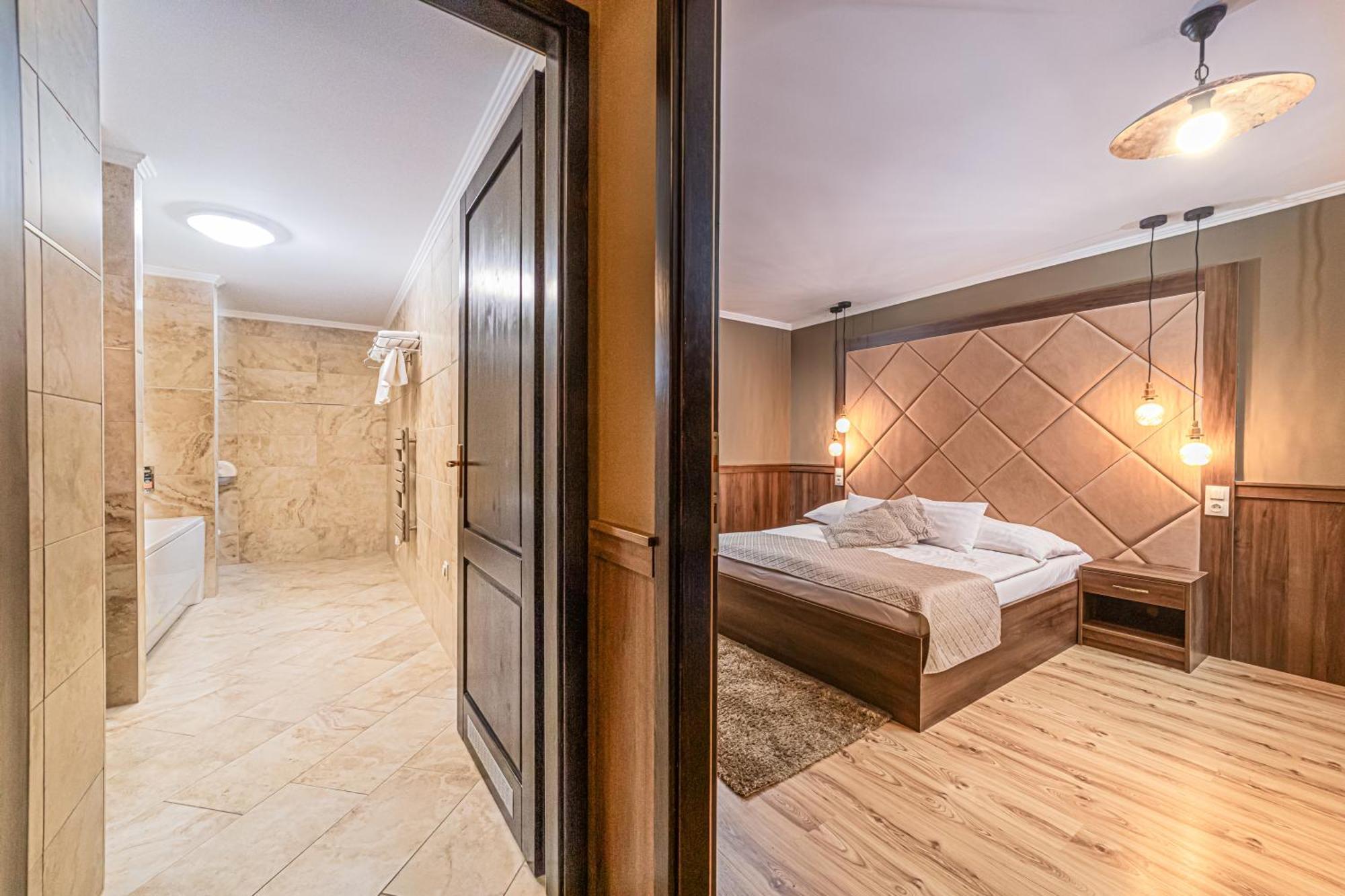 Komlo Hotel Дьюла Экстерьер фото
