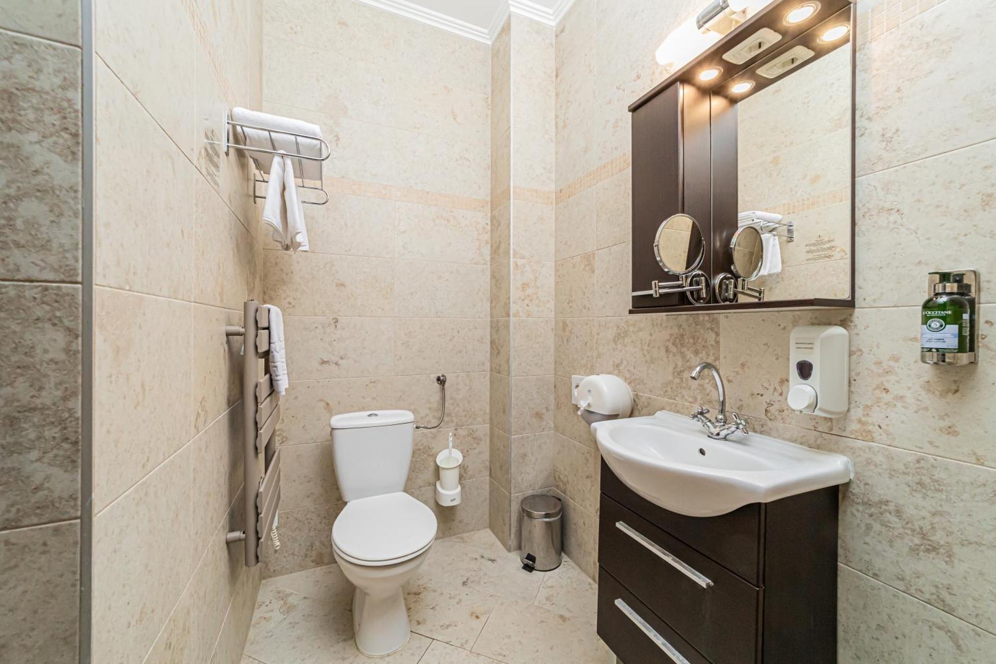 Komlo Hotel Дьюла Экстерьер фото