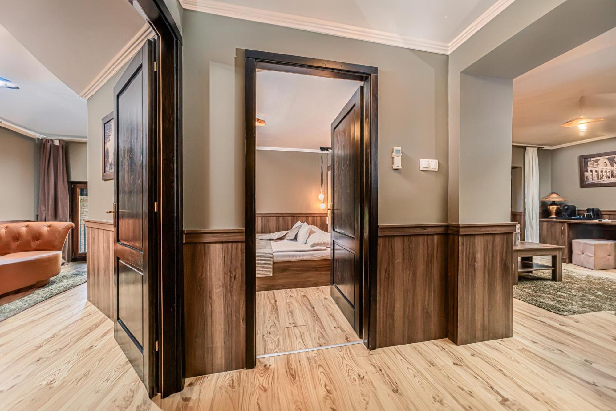 Komlo Hotel Дьюла Экстерьер фото
