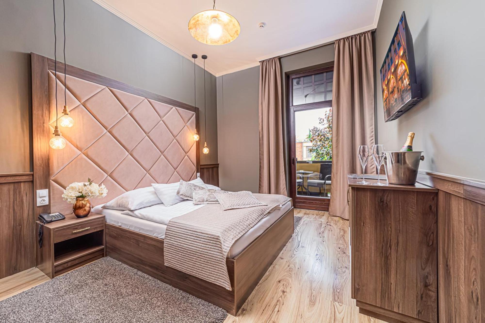 Komlo Hotel Дьюла Экстерьер фото