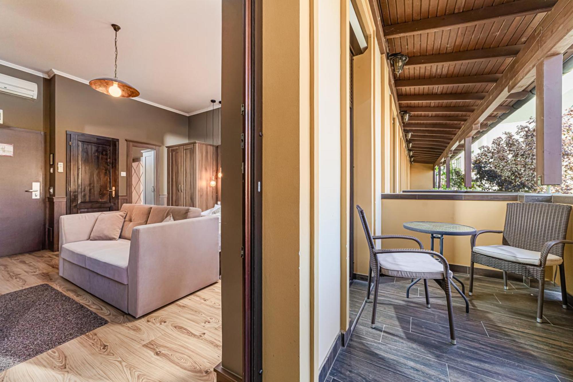 Komlo Hotel Дьюла Экстерьер фото