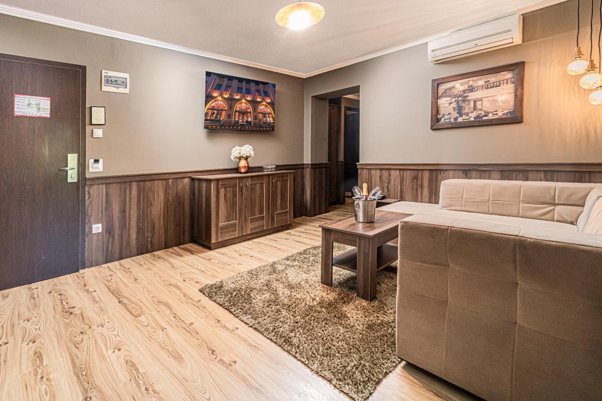 Komlo Hotel Дьюла Экстерьер фото