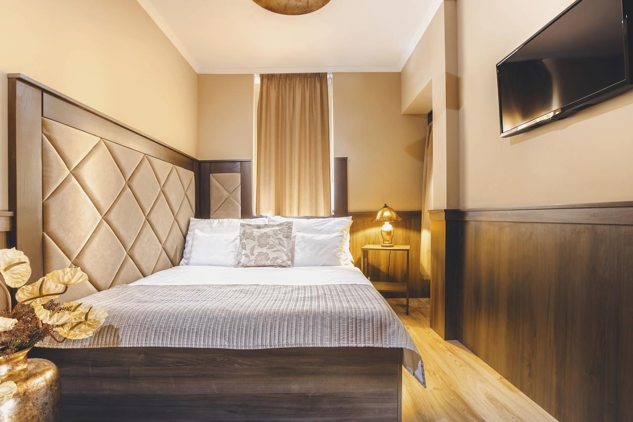 Komlo Hotel Дьюла Экстерьер фото