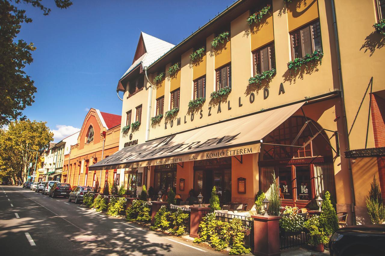 Komlo Hotel Дьюла Экстерьер фото