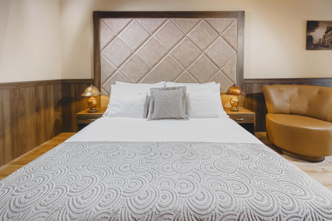 Komlo Hotel Дьюла Экстерьер фото