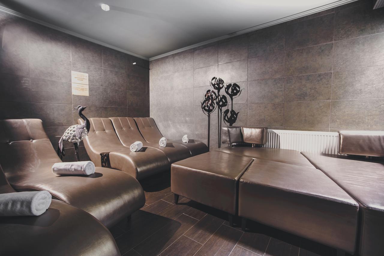 Komlo Hotel Дьюла Экстерьер фото