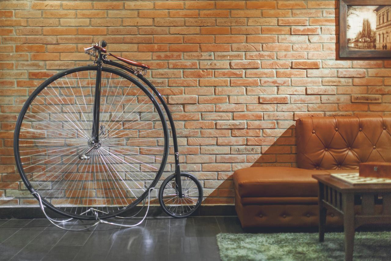 Komlo Hotel Дьюла Экстерьер фото